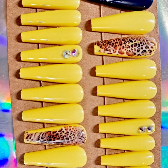 Press on nails yellow design - Picture 2 of 2